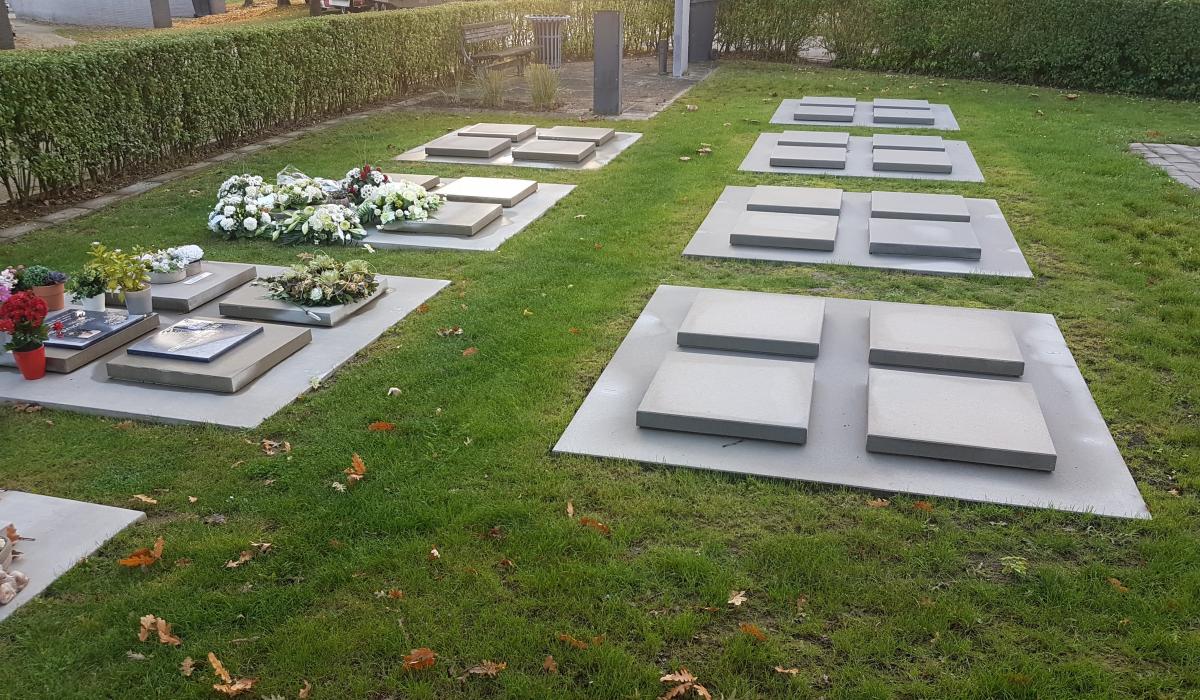 Dekstenen voor urnenkelders op de begraafplaats Diestseveld - Kessel-Lo - Leuven